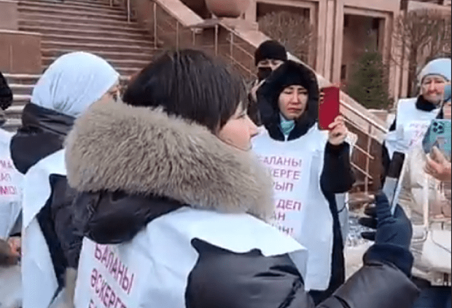 К зданию Дома министерств пришли матери погибших солдат 