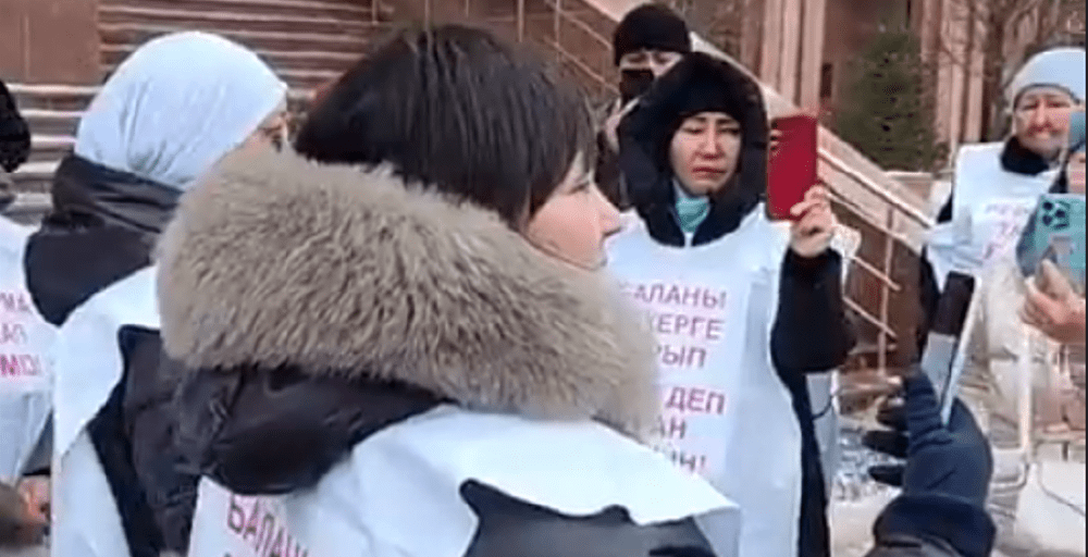 К зданию Дома министерств пришли матери погибших солдат 