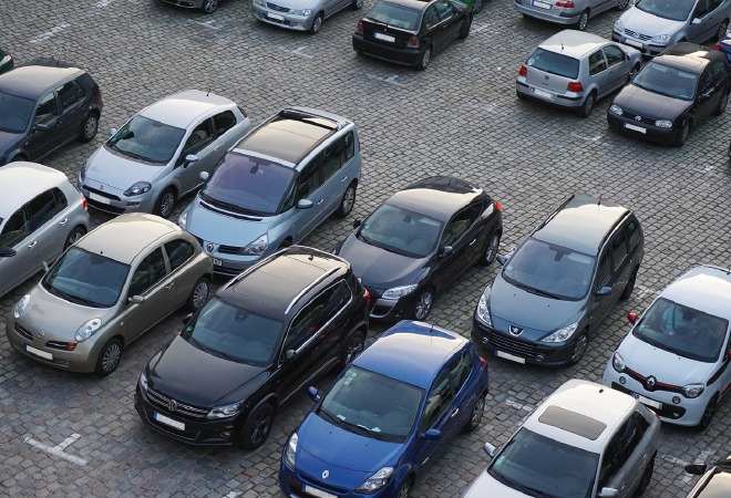 В Атырау у здания прокуратуры собрались десятки человек