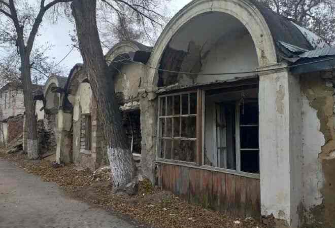 В Атырау снесли исторические "паровозики"