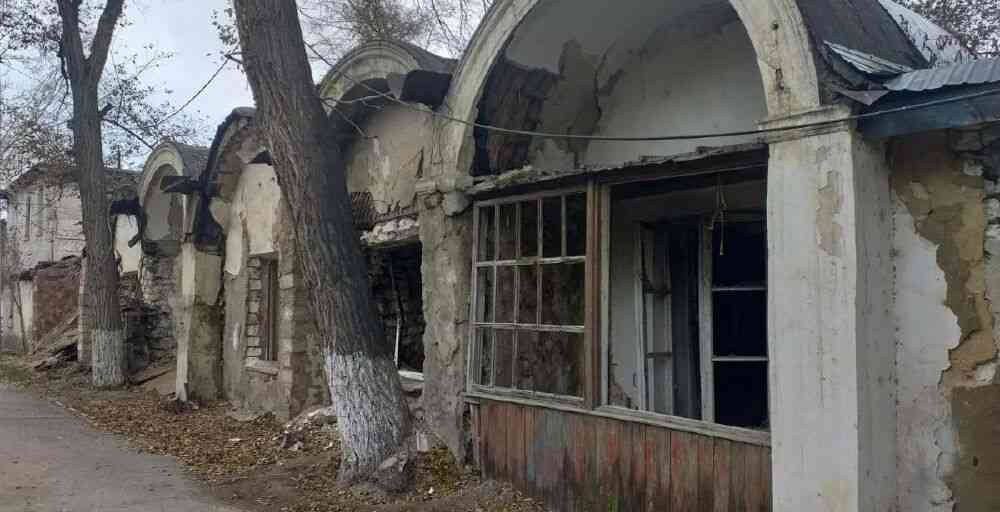 В Атырау снесли исторические "паровозики"