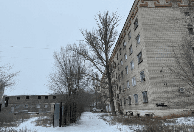 В Уральске футбольное поле превратилось в заброшенную стройку
