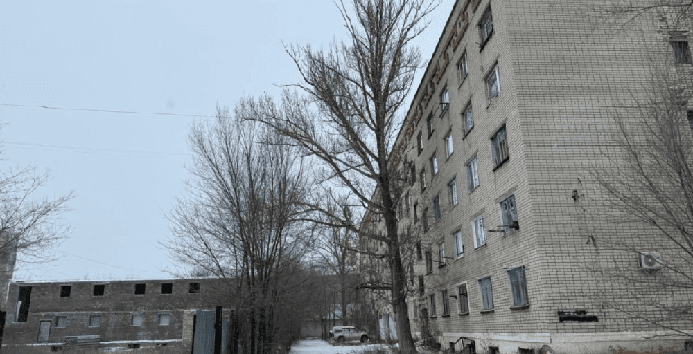 В Уральске футбольное поле превратилось в заброшенную стройку