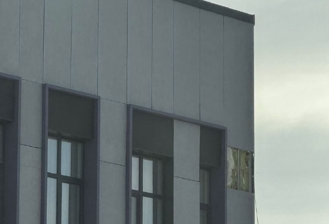 В Астане жители премиум ЖК пожаловались на падающую обшивку