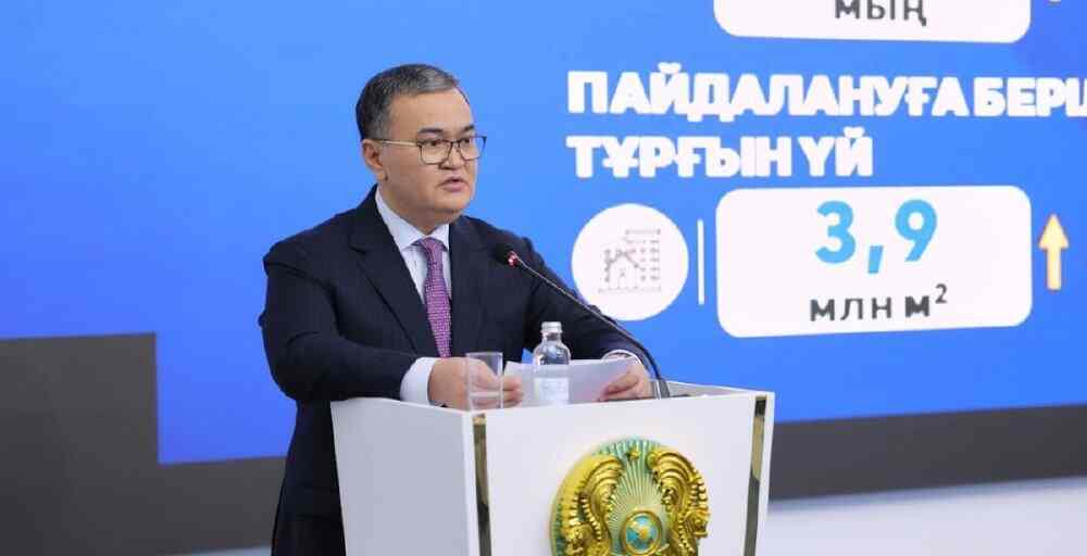 Женис Касымбек пообещал в январе переселить жителей аварийного дома в районе аэропорта