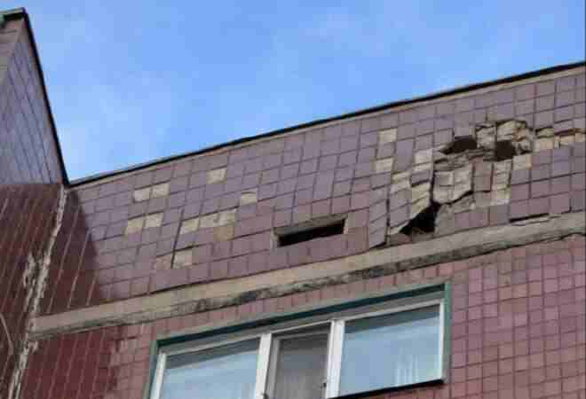 В Караганде разрушающийся фасад угрожает жителям города