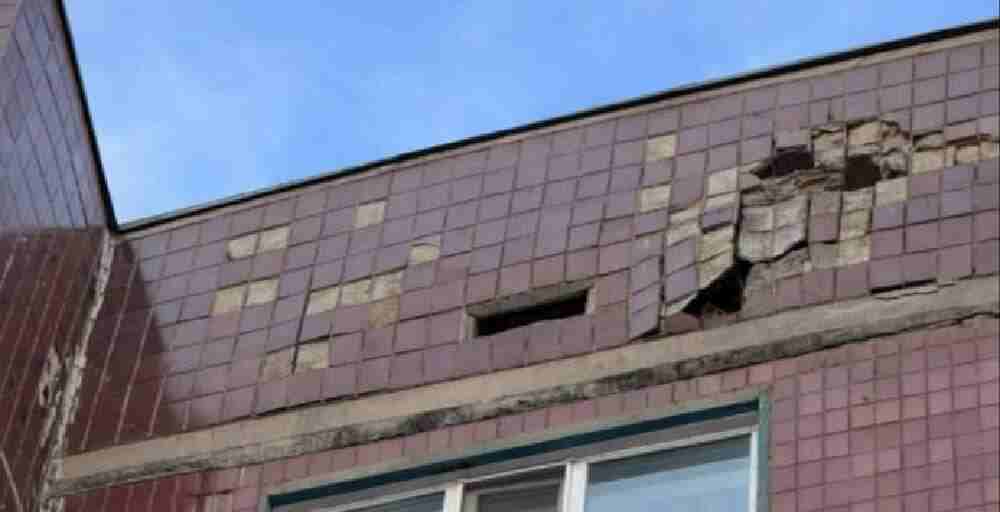 В Караганде разрушающийся фасад угрожает жителям города