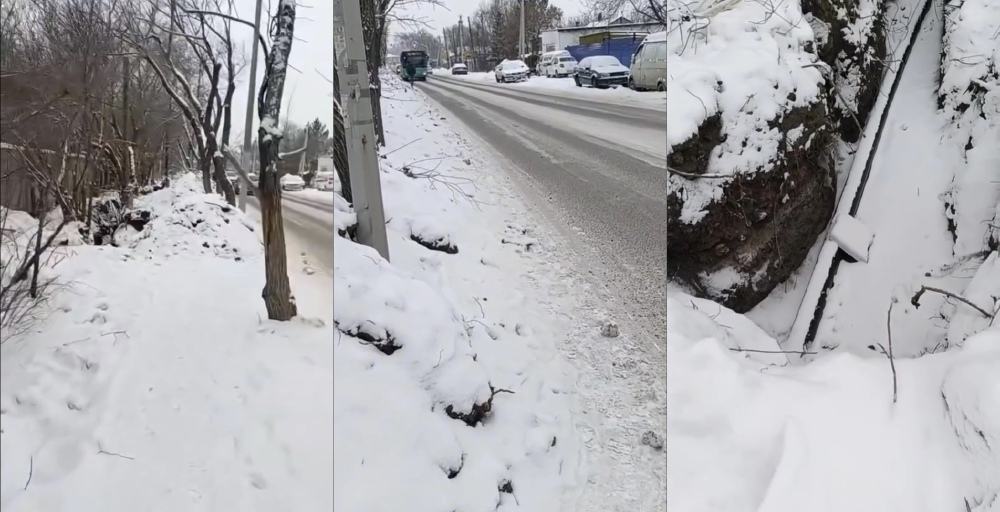 В Караганде пешеходы не могут пройти по улице из-за перерытого тротуара