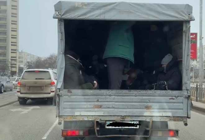Газель бұзылды: Ақтау әкімдігі жүк көлігімен жұмысшыларды тасымалдаған компанияны ақтауға тырысты