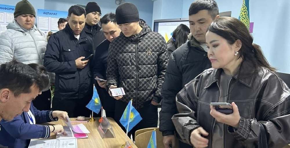 На избирательных участках Алматы выстроились очереди
