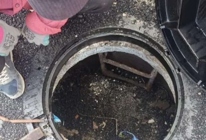 В Алматы дорожники засыпали асфальтом канализационные люки