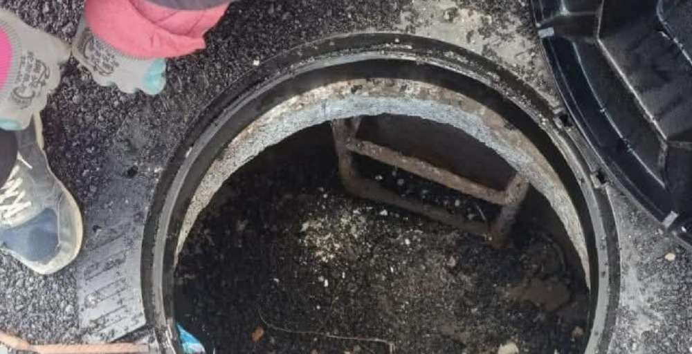 В Алматы дорожники засыпали асфальтом канализационные люки