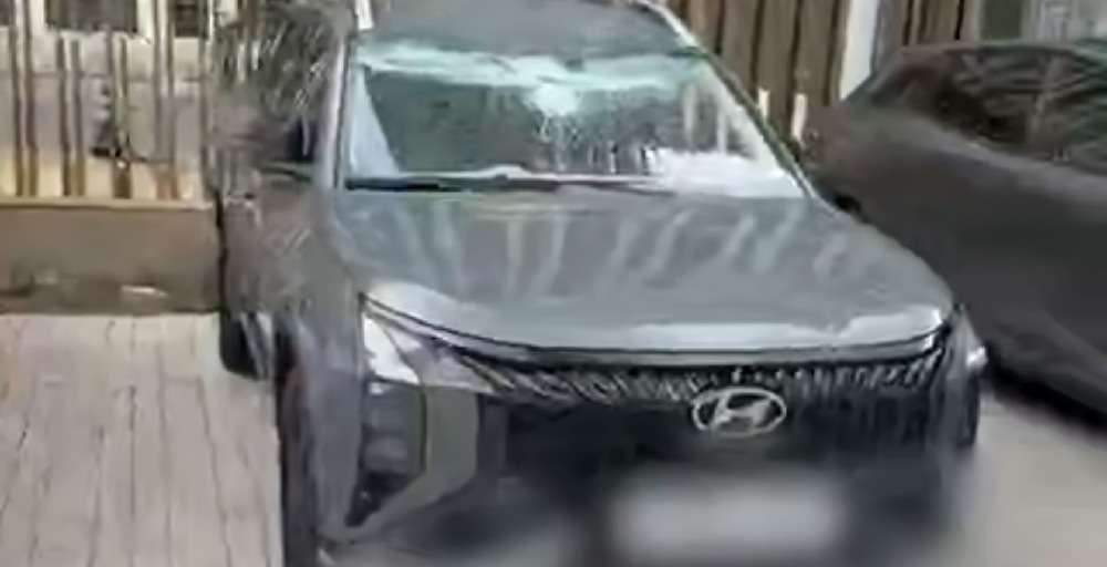 В Астане на автомобиль упали стройматериалы 