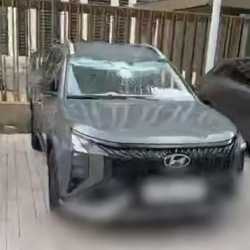 В Астане на автомобиль упали стройматериалы 